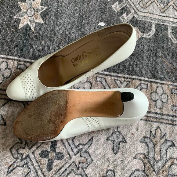 Vintage Salvatore Ferragamo White Pumps Size 7.5 - Picture 6 of 6